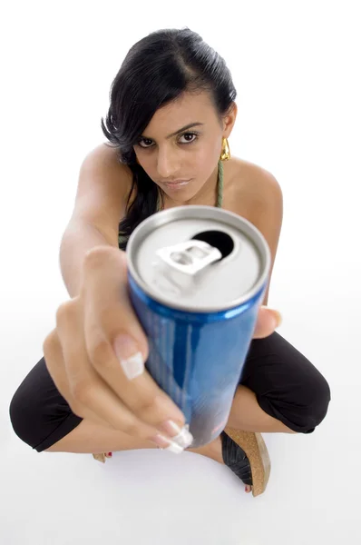 Mulher atraente oferecendo bebida fria — Fotografia de Stock