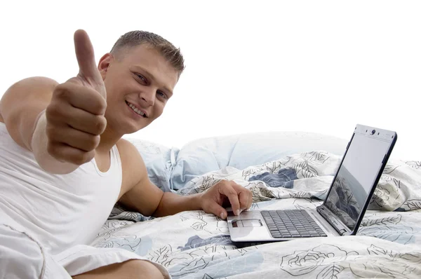 Homem com laptop e polegares para cima — Fotografia de Stock