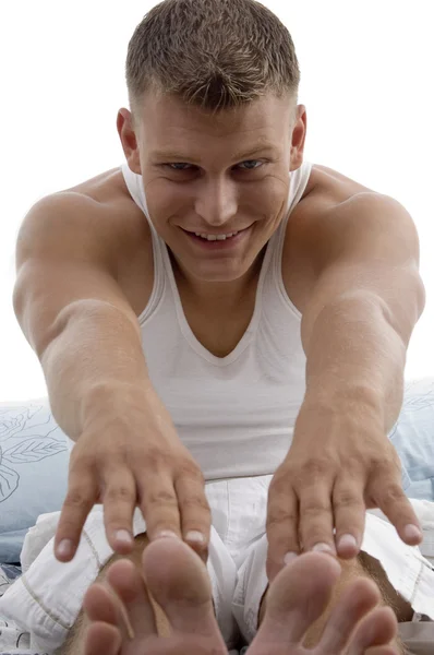 年轻男人在床上锻炼 — 图库照片