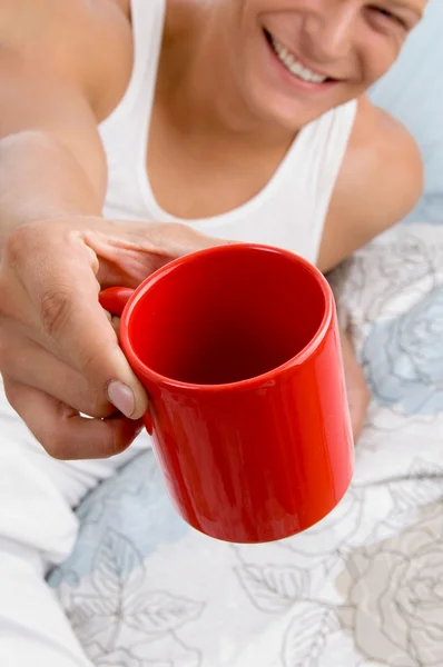 Man njuter av kaffe i sängen — Stockfoto