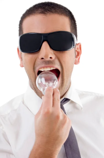 Hombre profesional comiendo bombilla —  Fotos de Stock