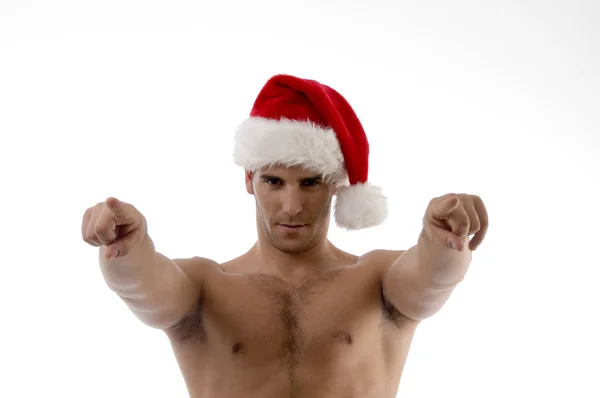 Крутой мускулистый мужчина в рождественской шляпе — стоковое фото