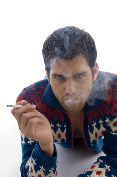 年轻英俊的男性吸烟香烟 — 图库照片