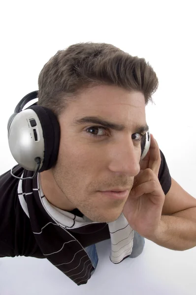 Masculino com fones de ouvido olhando para a câmera — Fotografia de Stock