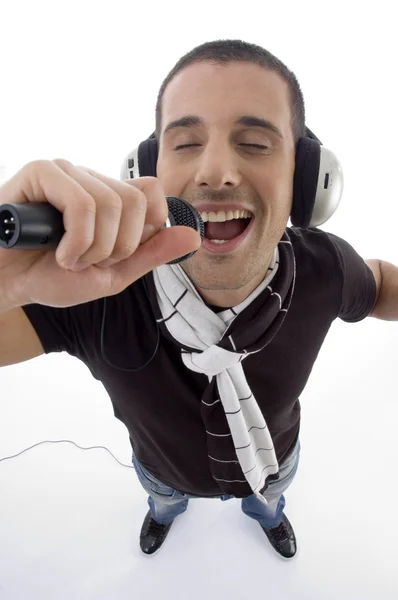 Mann hört Musik und singt ins Mikrofon — Stockfoto