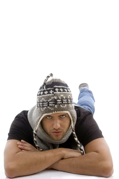 Giovane maschio mentire e indossare berretto di lana — Foto Stock