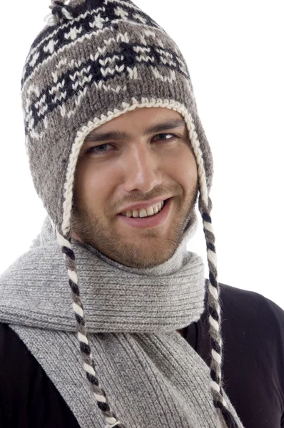 Chico guapo guay usando gorra de lana — Foto de Stock