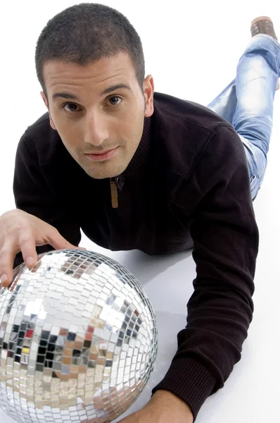 Disko topu ile yalan erkek modeli — Stok fotoğraf