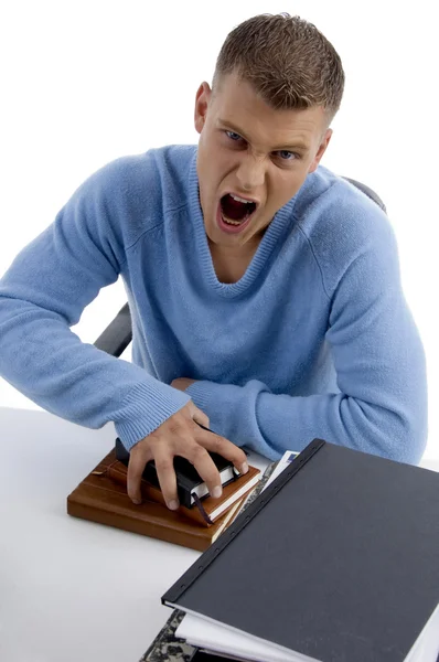 Joven hombre de negocios enojado en el escritorio —  Fotos de Stock