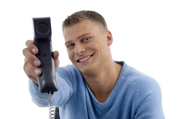 Junger Mann zeigt Telefonhörer — Stockfoto