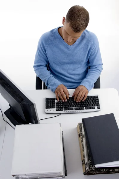 在计算机上工作的年轻小伙子 — 图库照片