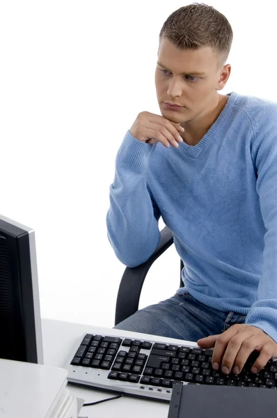 Mann schaut auf Computer, arbeitet — Stockfoto