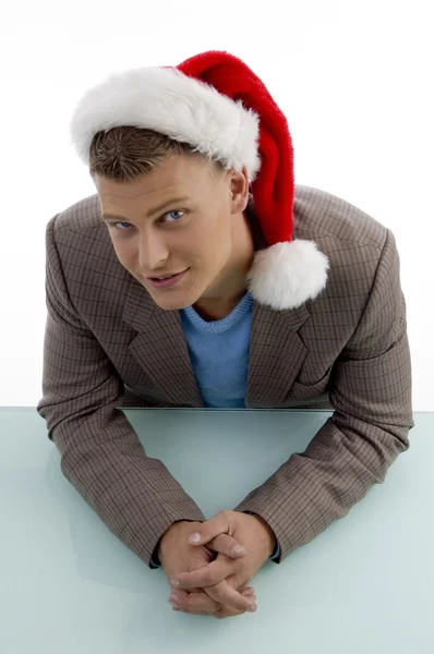 Noel şapka, genç adamla poz — Stok fotoğraf
