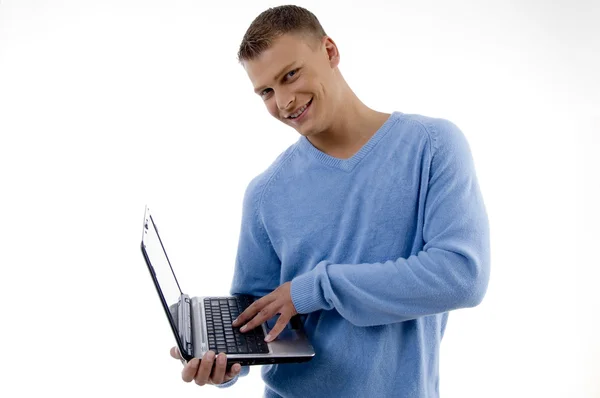 Mosolygó fiatal ember jelentő laptop잘생긴 젊은 세련 된 남자의 초상화 — Stock Fotó