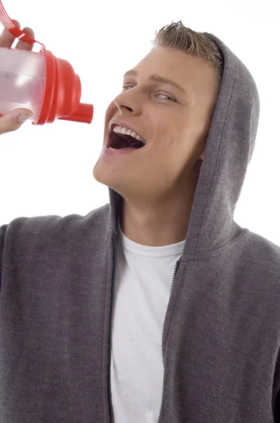 Mladý pohledný muž s láhev s vodou — Stock fotografie