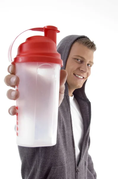 Hombre guapo mostrando botella de agua — Foto de Stock