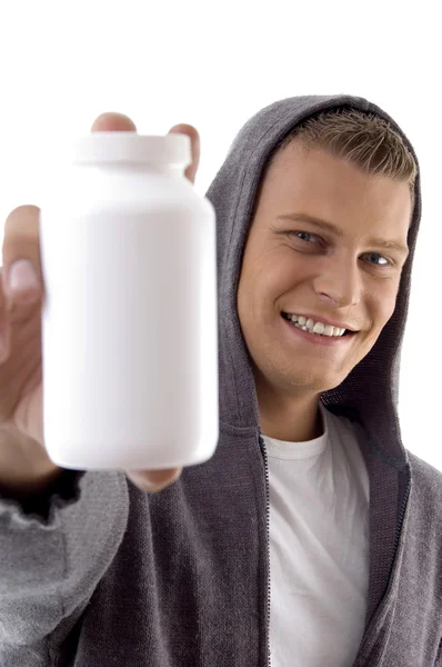 Primo piano dell'uomo con bottiglia di vitamine — Foto Stock