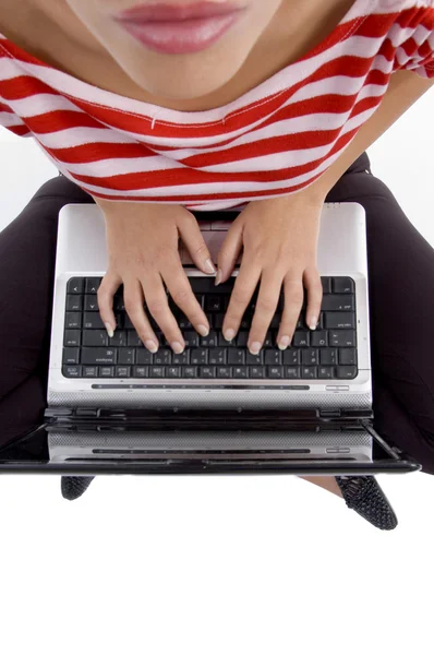 女性工作在笔记本电脑上的顶视图 — 图库照片