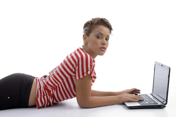 Jovem modelo feminino trabalhando no laptop — Fotografia de Stock
