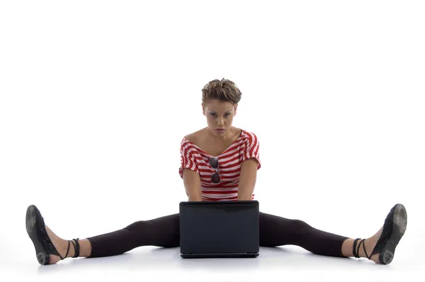 Γυναίκα με εξάπλωση πόδια, με το laptop — Φωτογραφία Αρχείου