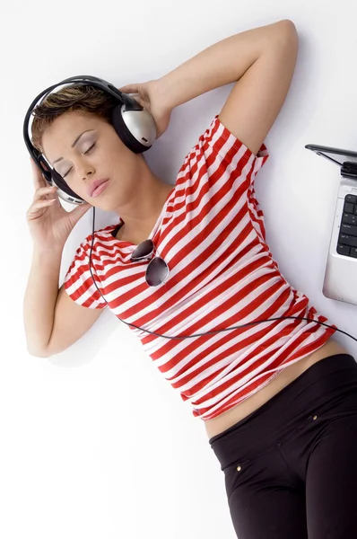 Mulher bonita desfrutando de música no chão — Fotografia de Stock