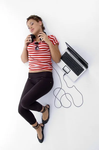Νεαρή γυναίκα με φορητό υπολογιστή και ακουστικά — Φωτογραφία Αρχείου