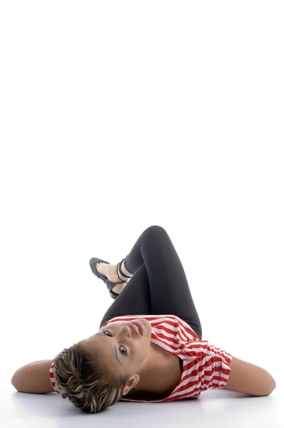 Mladý model leží na podlaze čelí fotoaparát — Stock fotografie
