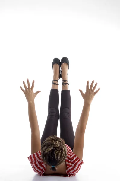 Женщина с поднятыми руками и ногами — стоковое фото