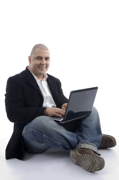 Giovane uomo d'affari che lavora su laptop — Foto Stock
