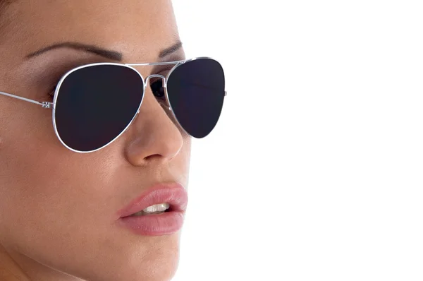 Vista da vicino del modello che indossa occhiali da sole — Foto Stock