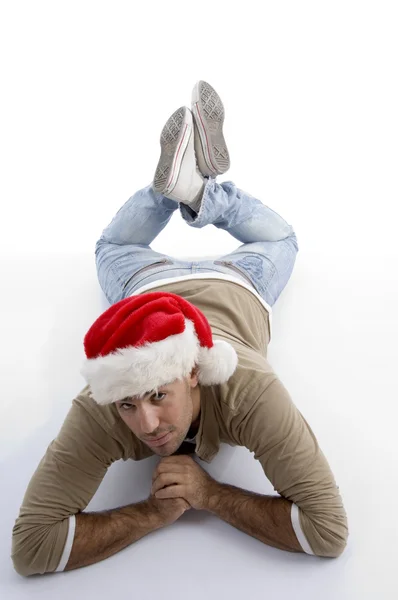 Liegen en dragen van kerst hoed man — Stockfoto