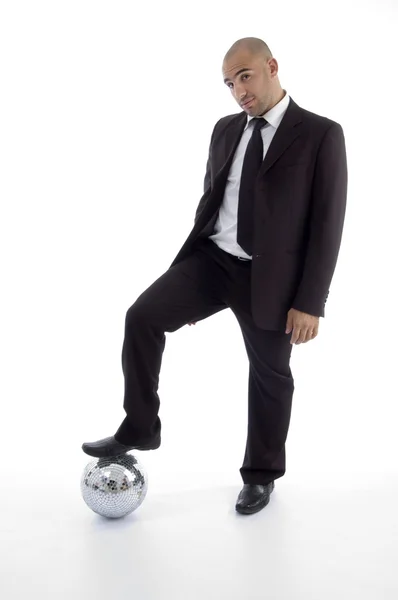 Jeune avocat posant avec boule disco — Photo