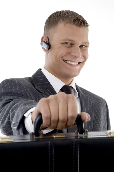 Podnikatel drží aktovku, usmíval se — Stock fotografie