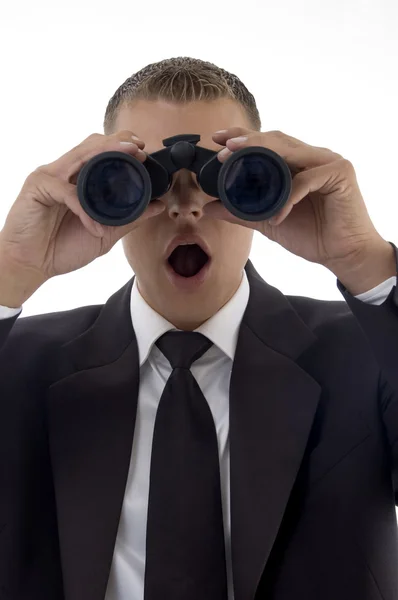 Homem surpreso olhando através de binóculos — Fotografia de Stock