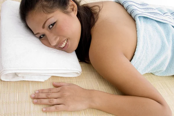 Młoda kobieta relaksująca się w spa — Zdjęcie stockowe