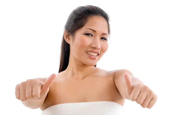 Jovem mulher em toalha mostrando os polegares para cima — Fotografia de Stock