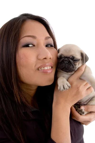 Usmívající se žena držící štěně — Stock fotografie