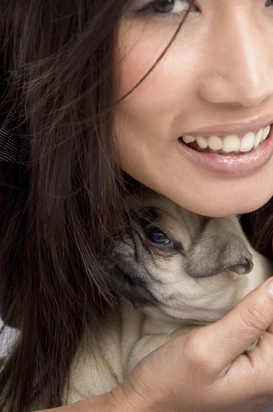 Güzel bir kadın tutarak köpek yavrusu — Stok fotoğraf