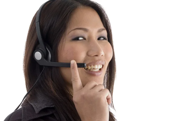 ヘッドフォンでの女性管理職の笑みを浮かべてください。 — ストック写真