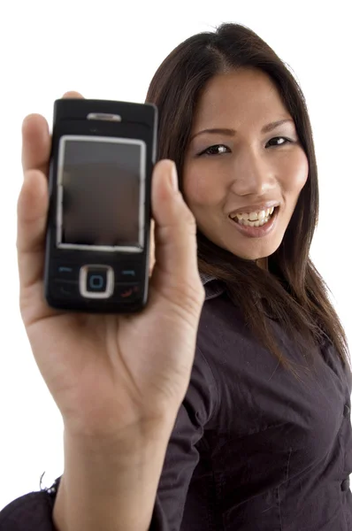 Молода жінка показує мобільний телефон на камеру — стокове фото