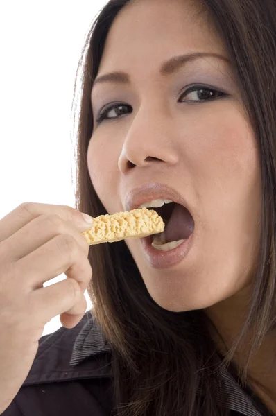 Гарненька жінка їсть печиво — стокове фото