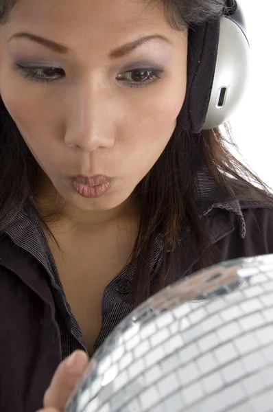Žena užívat hudbu s disco koule — Stock fotografie