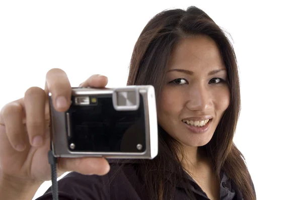 Lächelnde Frau knipst ein Foto — Stockfoto