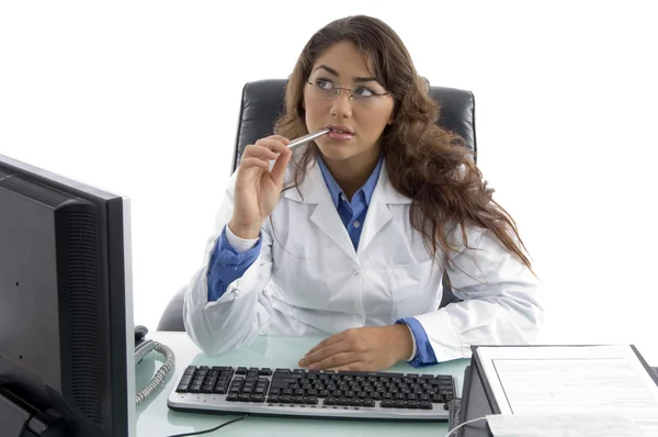 Tänkande unga kvinnliga läkare på jobbet — Stockfoto