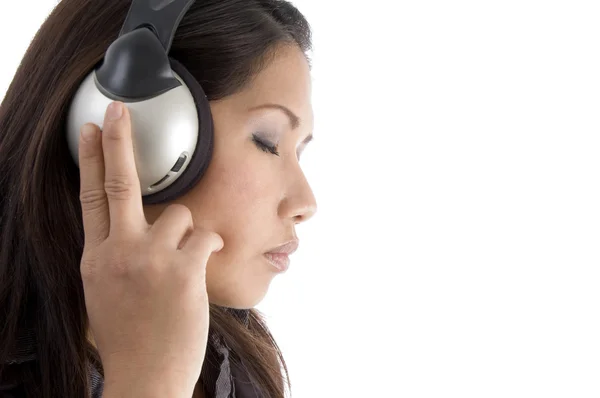 Fiatal nő hangolva, zene — Stock Fotó