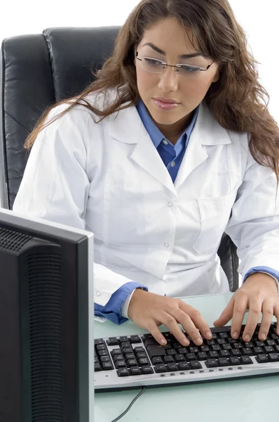 Молодой врач занят работой за компьютером — стоковое фото
