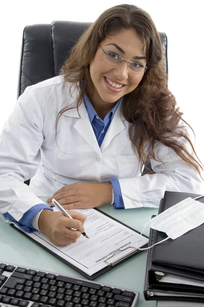 Uśmiechający się dorosły kobieta lekarz w klinice — Zdjęcie stockowe