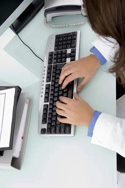 Läkarens hand på tangentbordet — Stockfoto