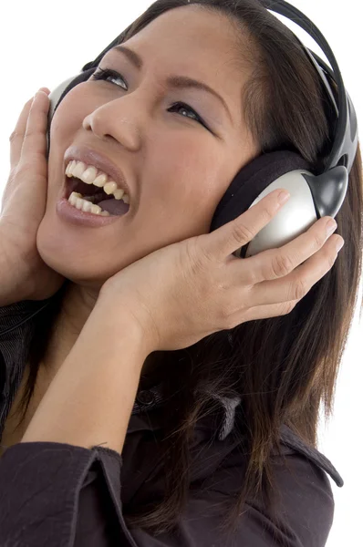 Jovem do sexo feminino apreciando música — Fotografia de Stock