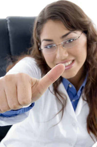 Médico sorridente com os polegares para cima — Fotografia de Stock